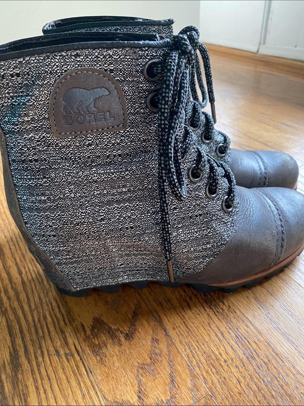 Sorel Women’s Metallic Wedge Lace Up Boots Size 7 Gray Black